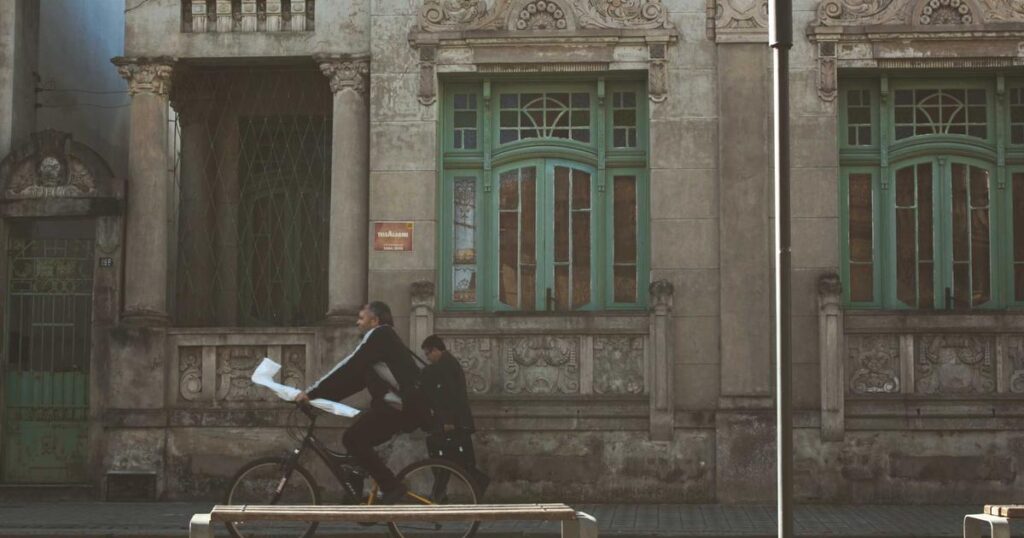 Pessoa idosa analisando documentos da Previdência Social e empréstimos estudantis em meio a novas políticas de garnishment da administração Trump.